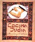 La cocina juda tiene el sabor de las races y, tambin, el del xodo. Posee el aroma de la tradicin y la sazn del rito. As es la cocida juda que este libro pretende reflejar. Antiguas frmulas transmitidas al amor de la lumbre de gener...